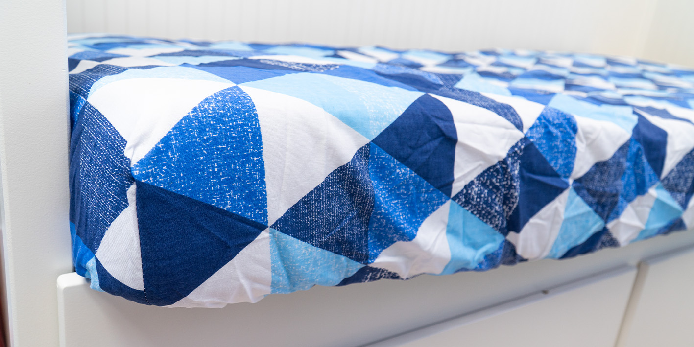 prześcieradło 80x160 trójkąty niebieskie 